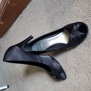 Mootsies Tooties peep toe pumps